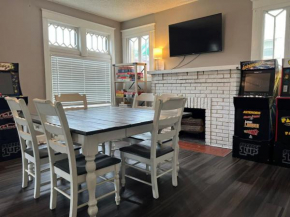 House with 10 Beds Sleeps 16 free Driveway Parking